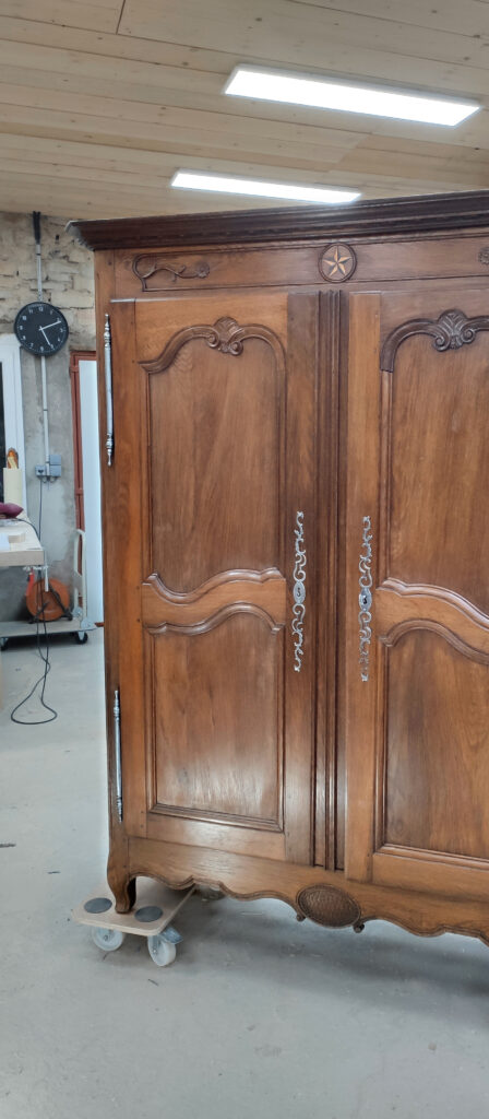Armoire lorraine ancienne restaurée dans l'atelier