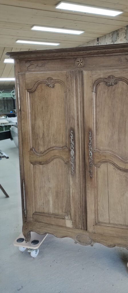 Armoire lorraine ancienne restaurée dans l'atelier