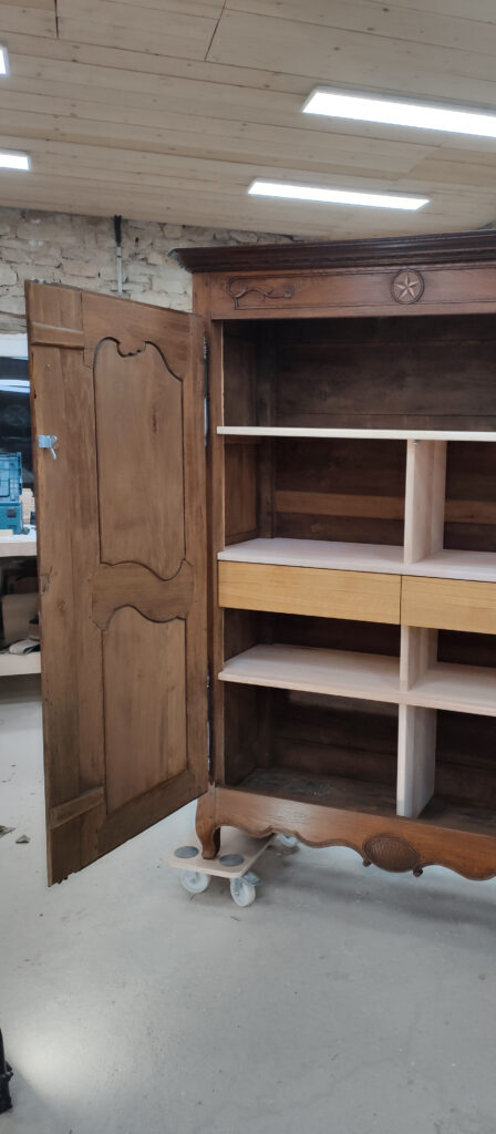 Armoire lorraine en bois après restauration
