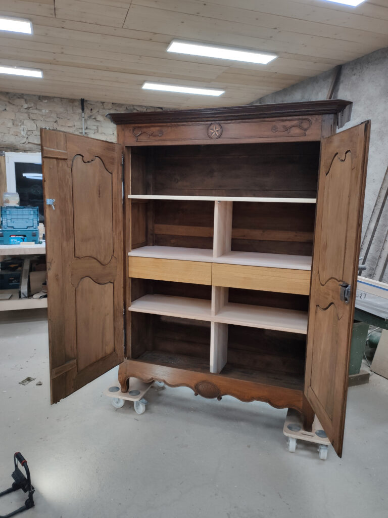 Intérieur de l'armoire lorraine restaurée avec étagères