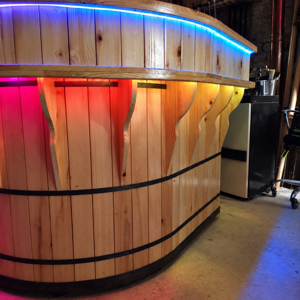 Éclairage LED coloré intégré au bar en bois