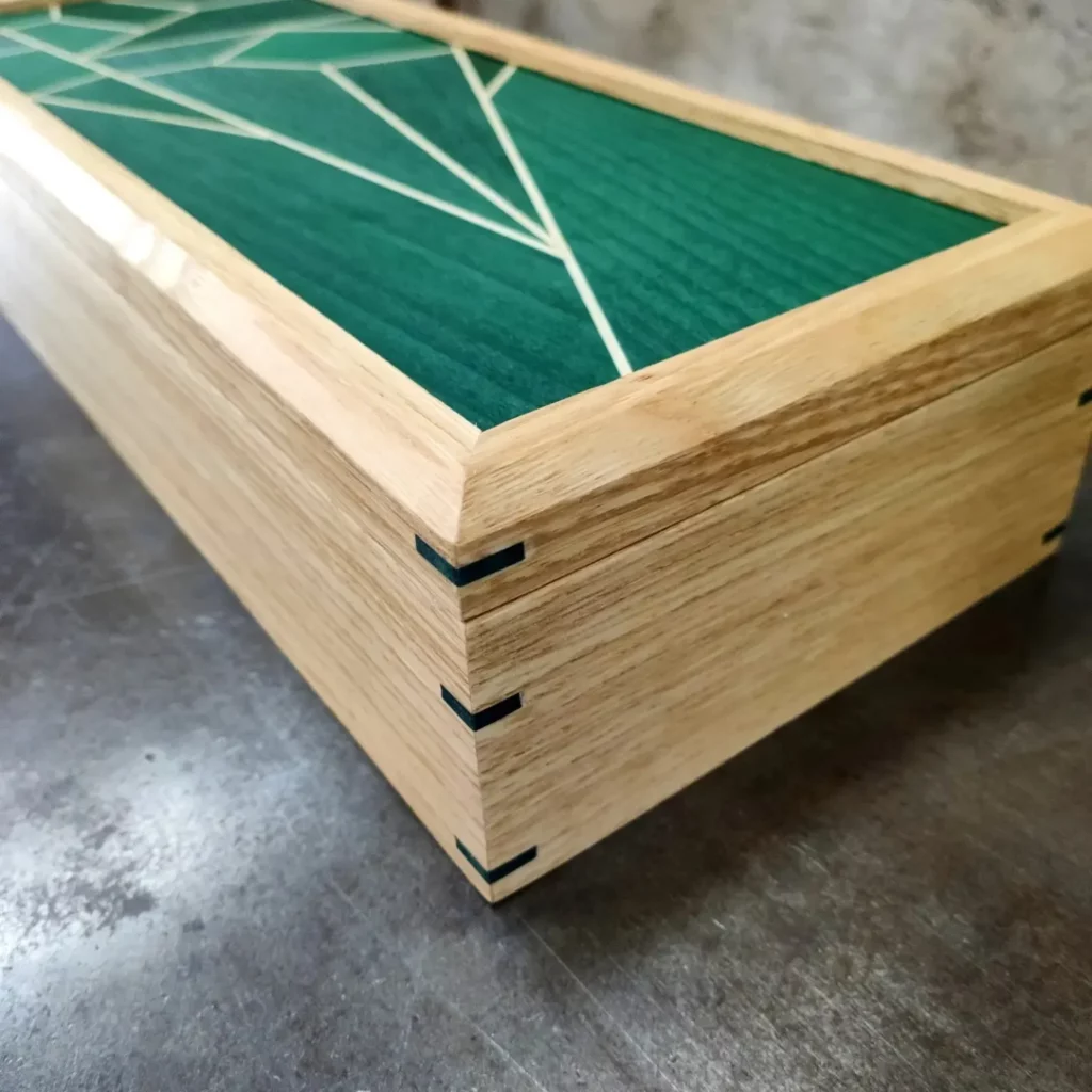 Détail du coffret à thé en frêne et marqueterie verte