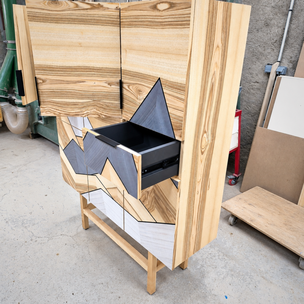 Détail de fabrication du buffet haut en frêne