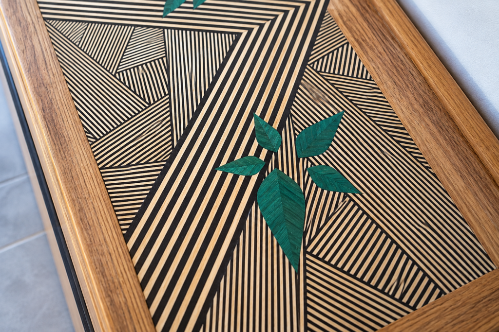 Détail de la marqueterie géométrique du couvercle en noyer