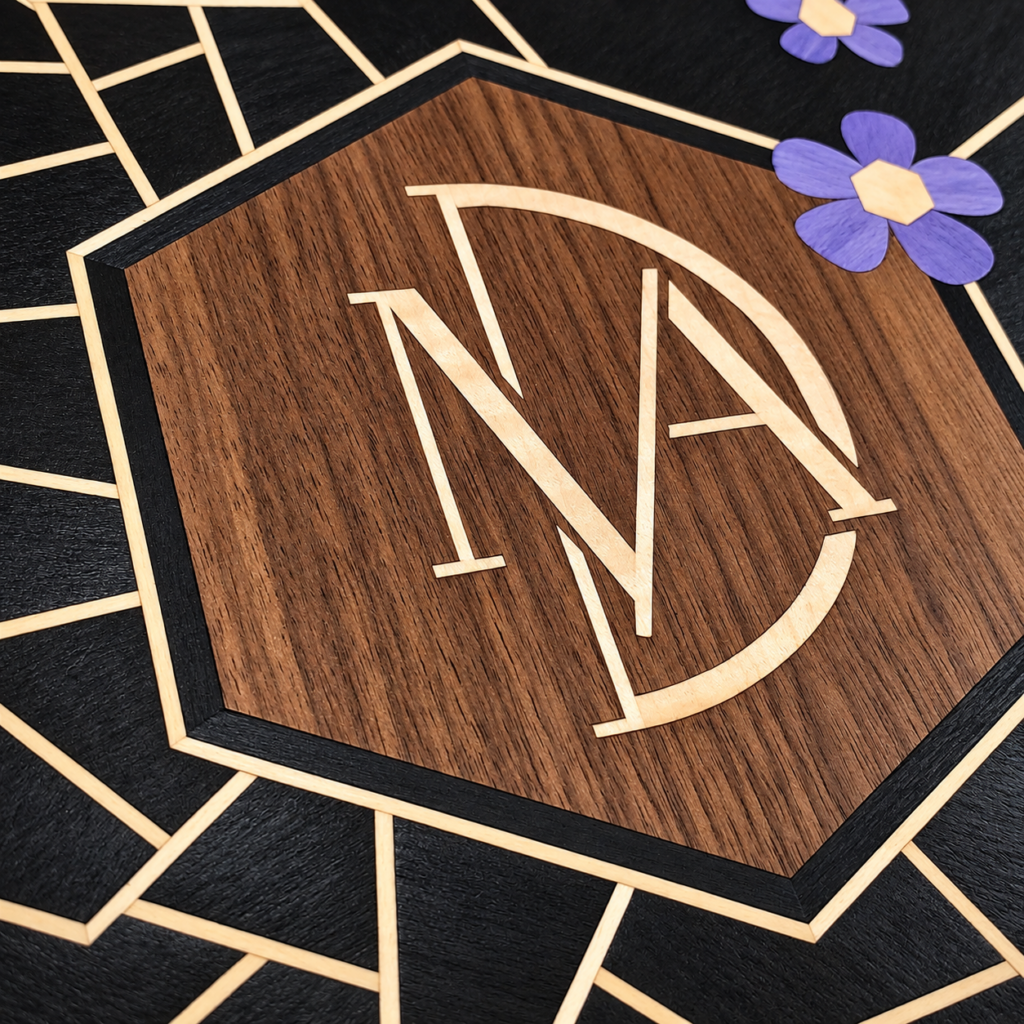 Détail de la marqueterie personnalisée du coffret en noyer