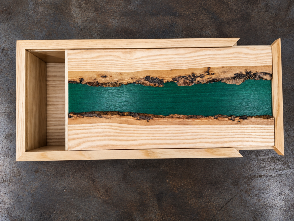 Vue du dessus du coffret en frêne avec décor en marqueterie