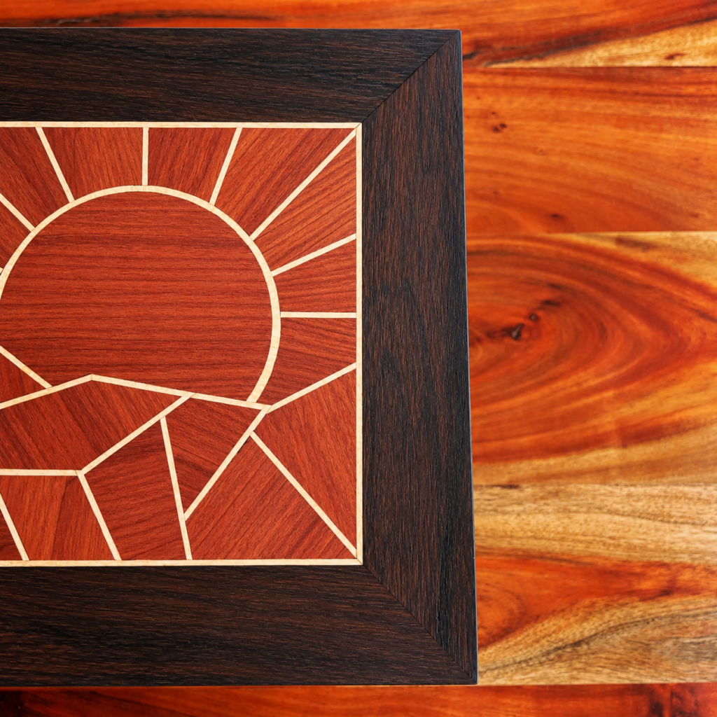 Détail de la marqueterie géométrique du couvercle