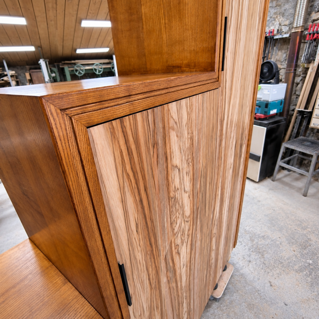 Détail du placage en eucalyptus du meuble sur mesure