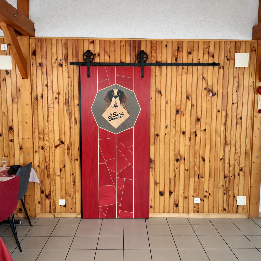 Porte coulissante artisanale en bois installée dans la salle