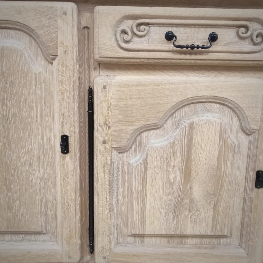 Détail de la façade restaurée du buffet en chêne