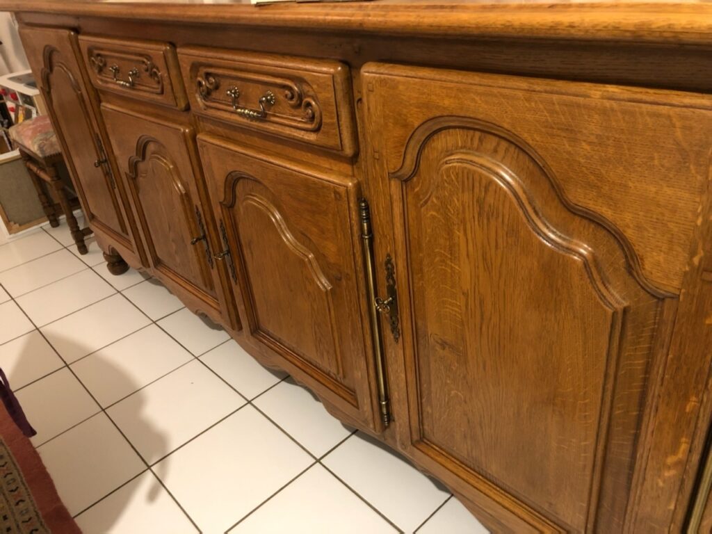 Buffet ancien en chêne avant restauration
