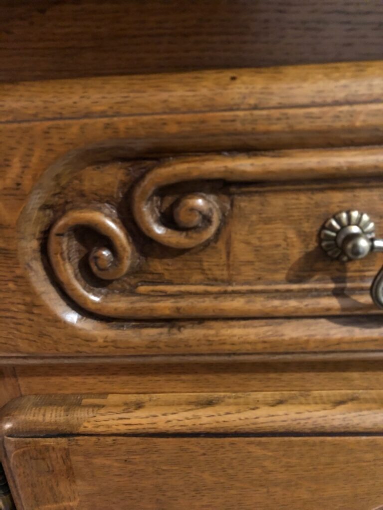 Détail de sculpture sur le buffet en chêne