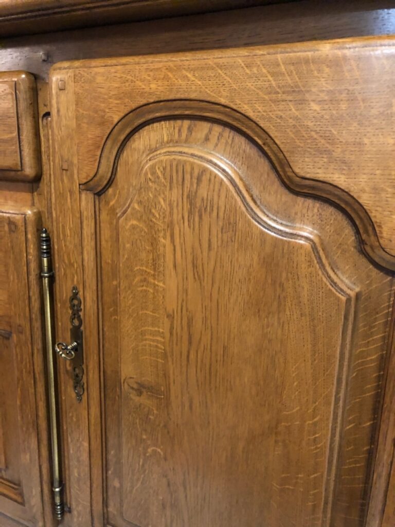 Détail de porte moulurée du buffet ancien en chêne