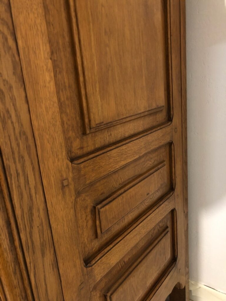 Détail du côté du buffet ancien avant restauration