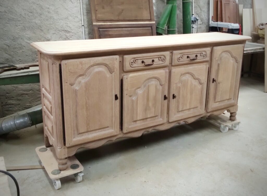 Buffet ancien en chêne décapé pendant sa restauration