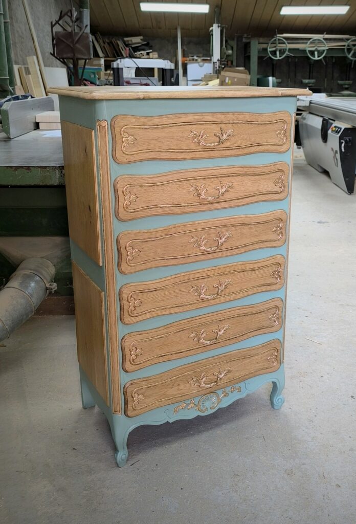 Chiffonnier en cours de restauration dans l'atelier