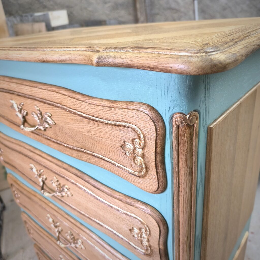 Détail d'un tiroir décapé du chiffonnier ancien