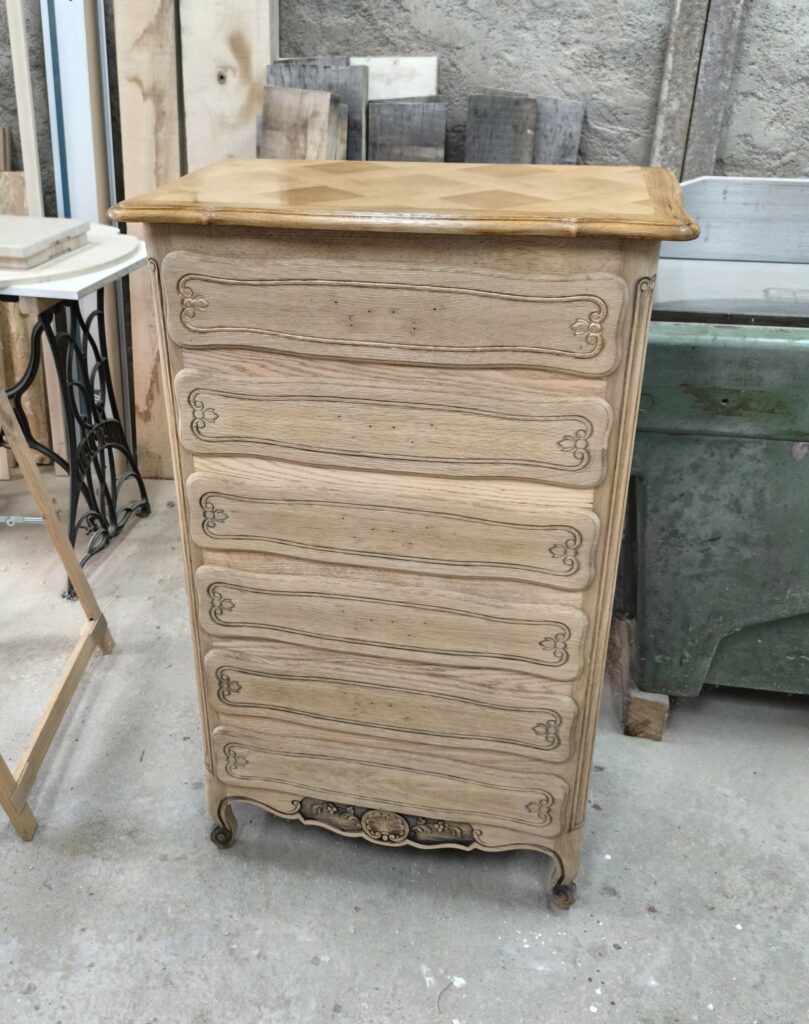 Chiffonnier en bois décapé pendant sa restauration