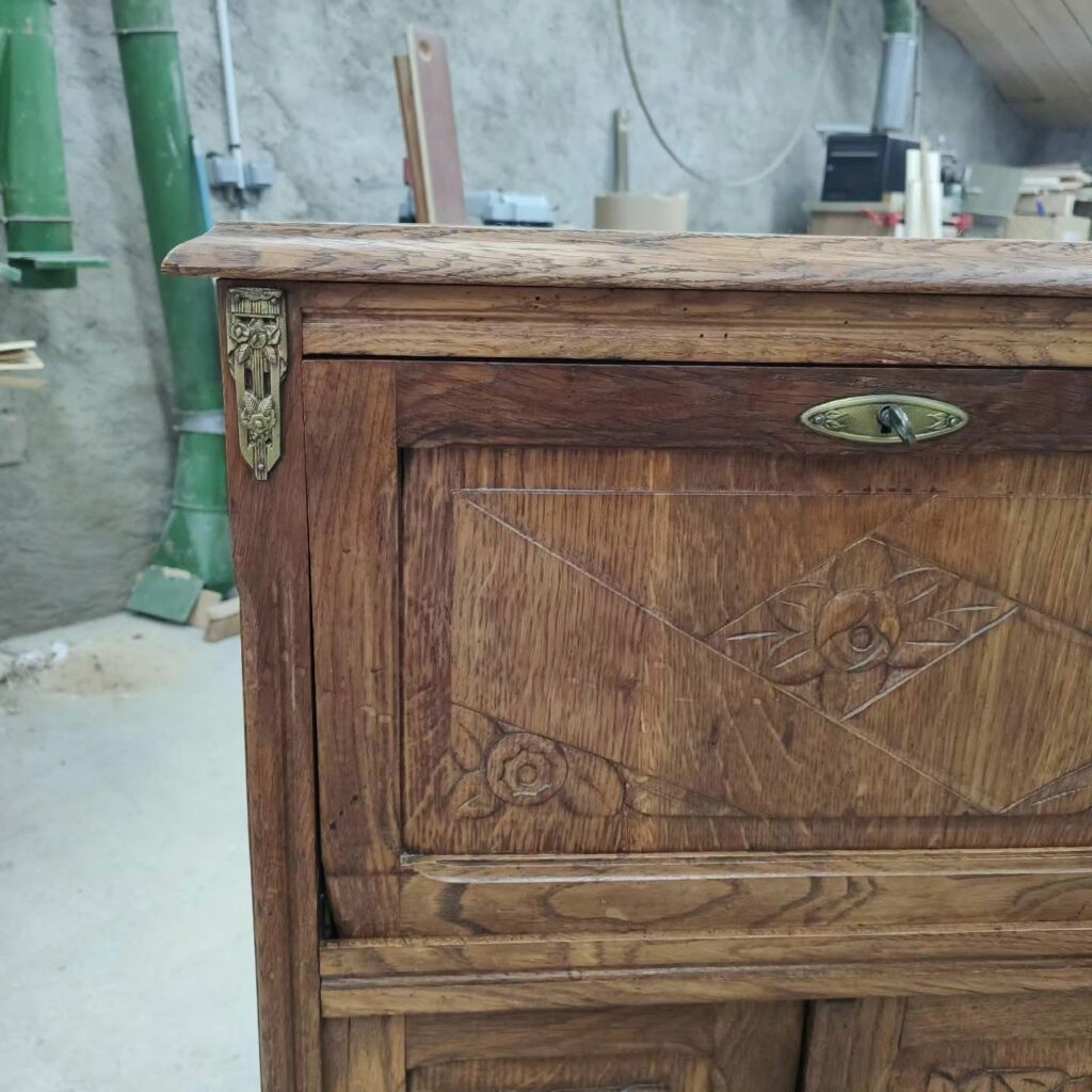 Détail du secrétaire Art déco avant restauration