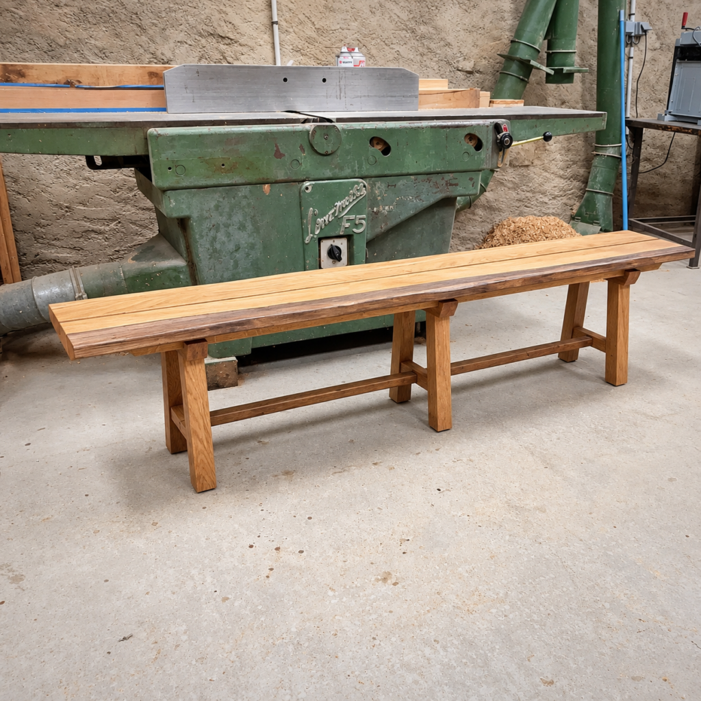 Banc artisanal en chêne massif vu de face