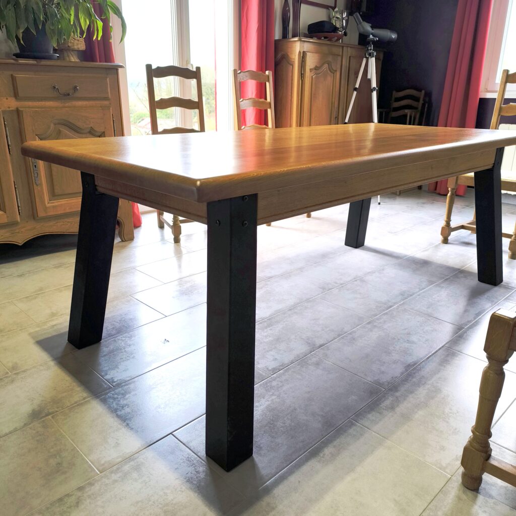 Détail de la table en bois restaurée avec pieds noirs