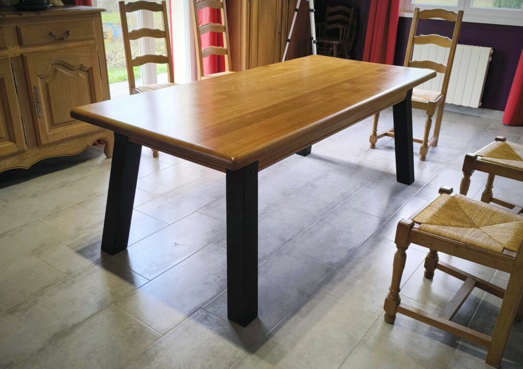 Table de salle à manger relookée avec piètement noir