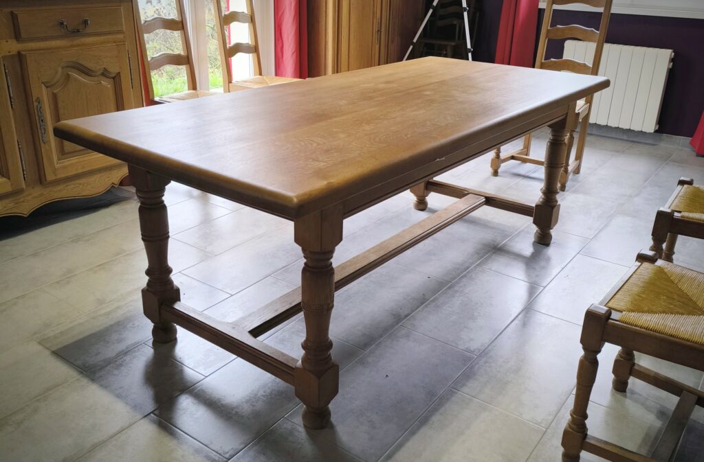 Table de salle à manger en bois avant relooking